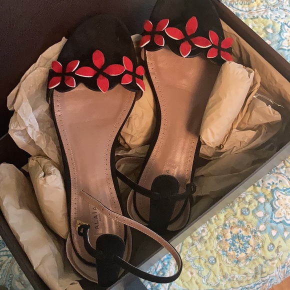 ALaia suede sandals with red flowers - Picture 6 of 7